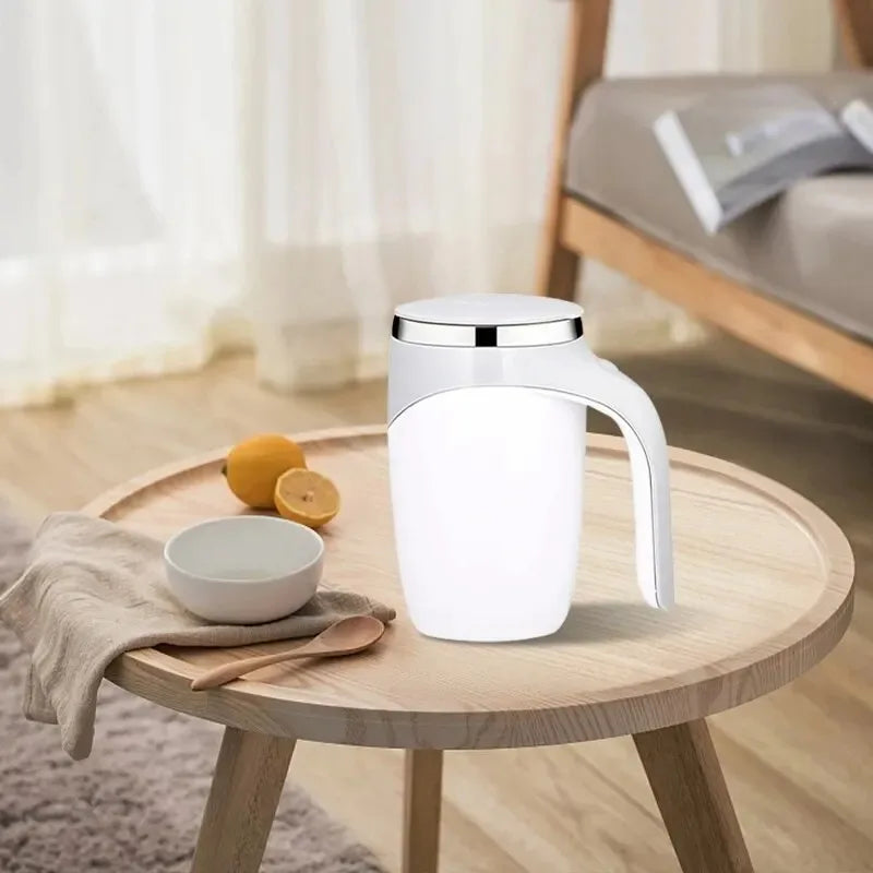 Descubra la revolucionaria taza que mezcla sus bebidas a la perfección: ¡automática, portátil y elegante! .