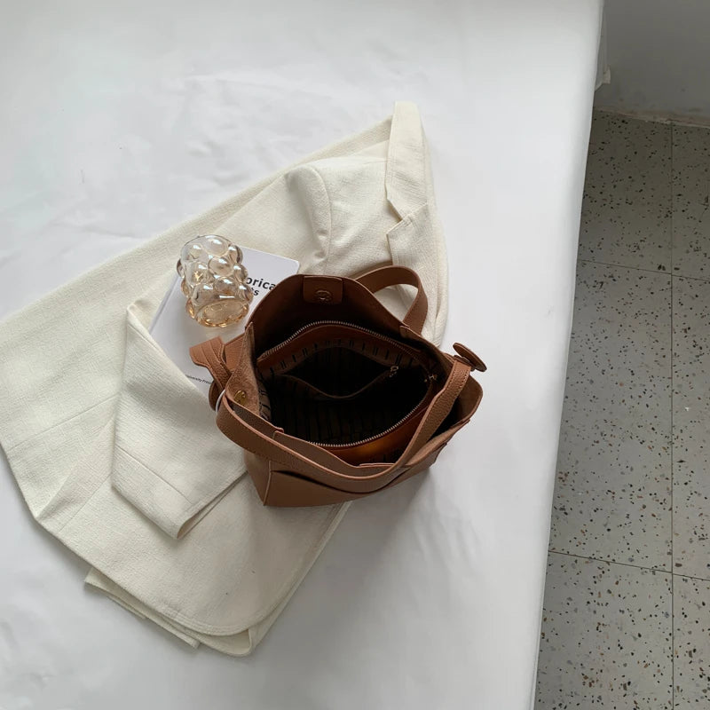 Bolsos de hombro de piel con correa ancha: elegancia sencilla y capacidad espaciosa