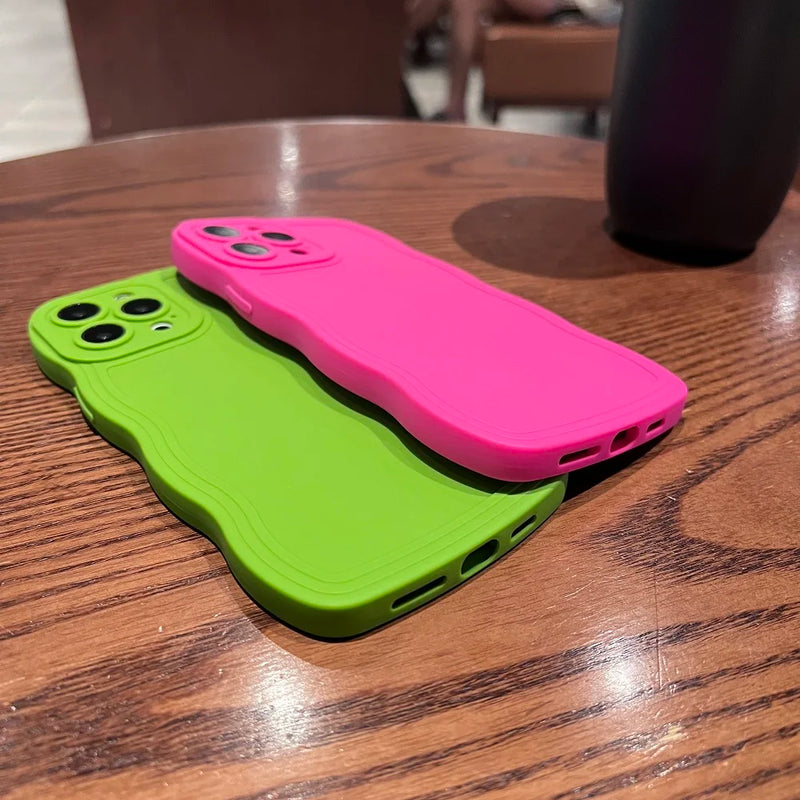 Capa Protetora Ondulada Encaracolada: Proteja seu iPhone com Estilo e Maciez!